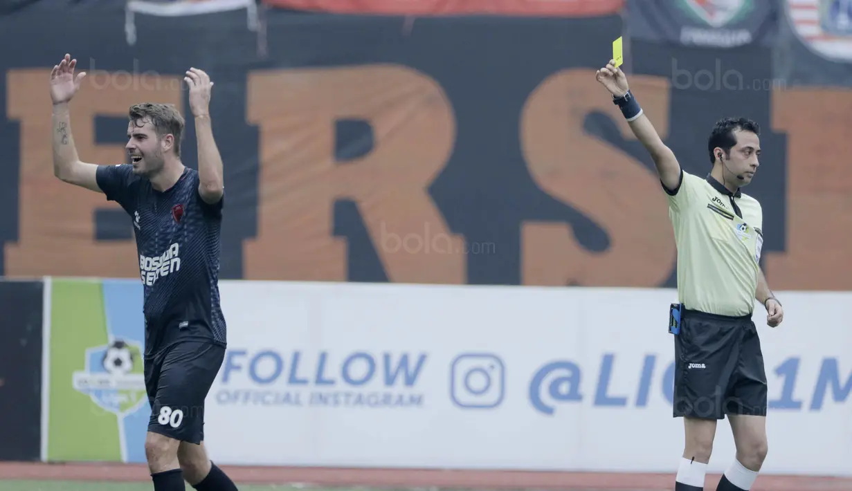 Striker PSM, Willem Jan Pluim, mendapat kartu kuning dari wasit  saat pertandingan melawan Persija pada laga Liga 1 di Stadion Patriot, Bekasi, Selasa  (15/8/2017). Persija bermain imbang 2-2 dengan PSM. (Bola.com/M Iqbal Ichsan)