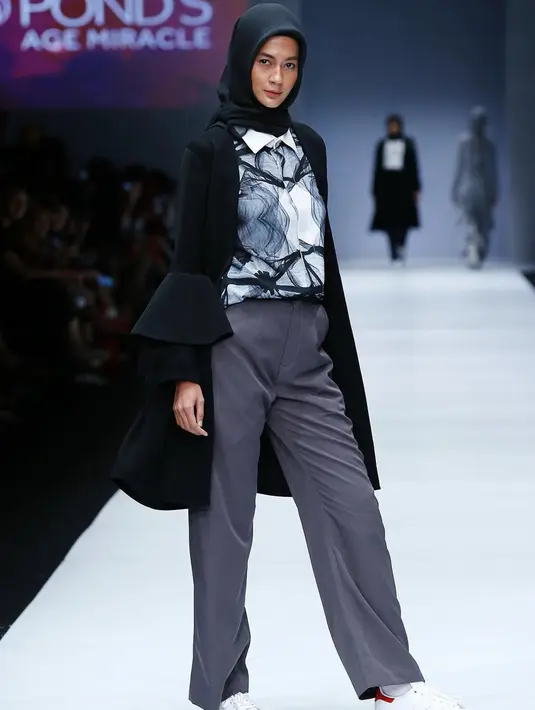 Saat mengenakan hijab, banyak warganet yang meminta Paula Verhoeven agar memutuskan untuk mengenakan hijab. (Liputan6.com/IG/@paula_verhoeven)