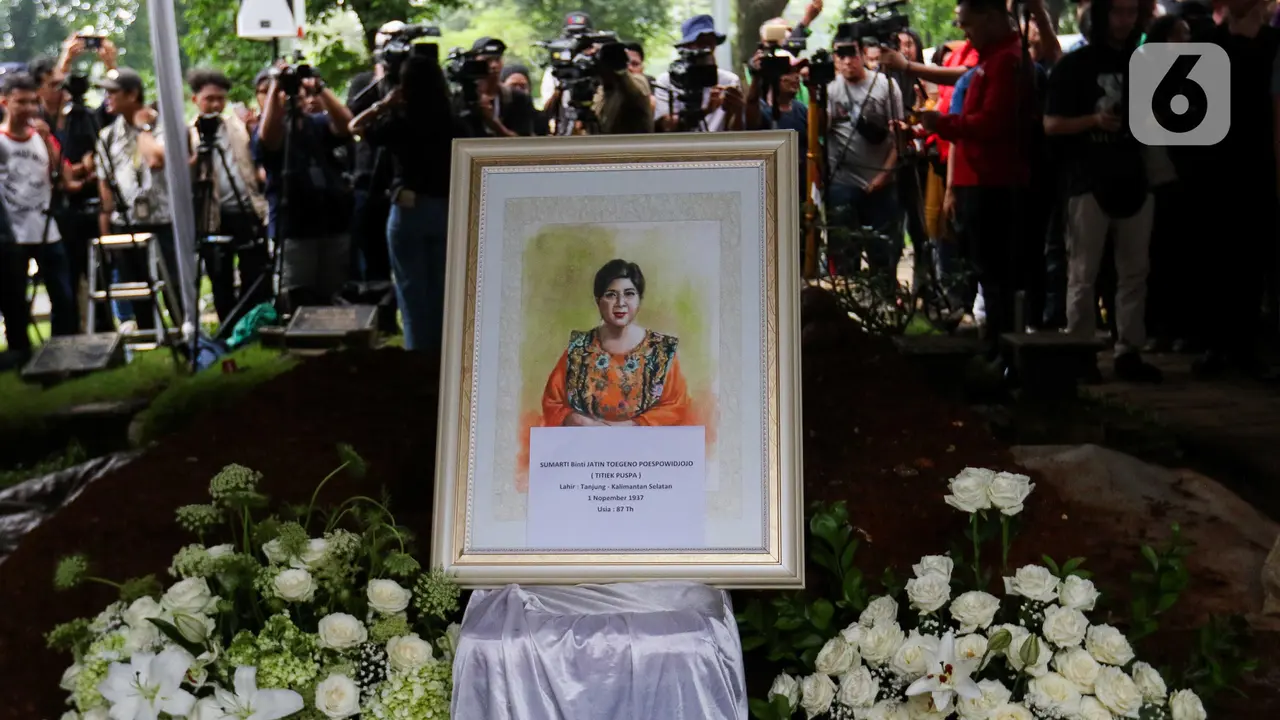 Haru Selimuti Pemakaman Penyanyi Senior Titiek Puspa