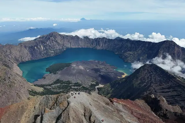 Imbas dua turis jatuh, jalur pendakian Pelawangan Sembalun Gunung Rinjani ditutup sementara