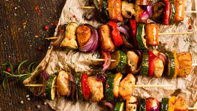 Ilustrasi bratwurst kabobs