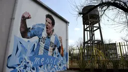 Mural Lionel Messi ini menjadi hiasan utama di dinding sekolah dasar Messi ini. (AFP Photo/Hector Rio)