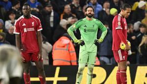 Tiga palang pertahanan Liverpool, Ibrahima Konate, Alisson Becker, dan Virgil van Dijk, tampak kecewa setelah gagal mempertahankan keunggulan saat bertandang ke Elland Road, markas Leeds United, pada pekan ke-15 Premier League 2025/2026, Sabtu (6/12/2025) malam WIB. Liverpool harus puas bermain imbang 3-3 dengan Leeds United. (Oli SCARFF / AFP)