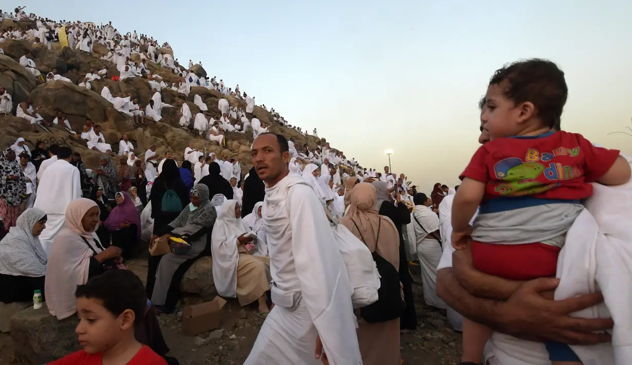 Jemaah haji dari seluruh dunia mengunjungi Jabal Rahmah menjelang Wukuf di Padang Arafah, Makkah, Arab Saudi, Sabtu (10/8/2019). Pada saat Wukuf para jamaah dianjurkan berdiam diri, berdoa dan banyak membaca ayat suci Al Quran. (FETHI BELAID / AFP)