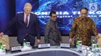 Menteri Komunikasi dan Informatika, Budi Arie Setiadi (kanan) sesaat sebelum berdiskusi bersama mantan Perdana Menteri Inggris yang juga Pendiri dari Organisasi Nirlaba Tony Blair Insitute, Tony Blair (kiri) di kantor Kementerian Komunikasi dan Informasi (Kominfo), Jakarta, Jumat (19/4/2024). (Liputan6.com/Angga Yuniar)