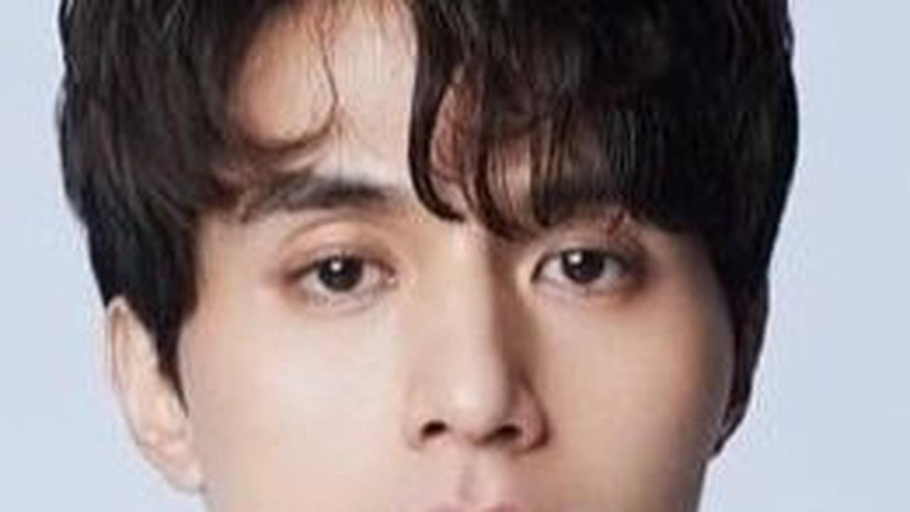 Lee Dong Wook adalah aktor Korea yang aktif bermain dalam drama dan film. Meskipun telah memasuki usia 40-an, ia masih betah menjomlo.