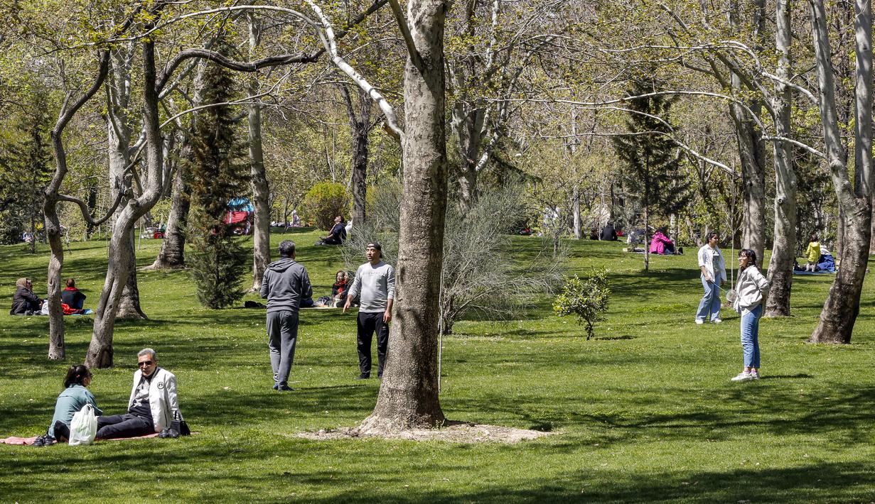 'Sizdah' berarti tiga belas, dan 'bedar' berarti menyingkirkan, yang memiliki arti 'menyingkirkan tiga belas'. Sizdah-bedar juga menandai akhir dari perayaan Nowruz, yang dimulai pada hari pertama musim semi. (Photo by AFP)