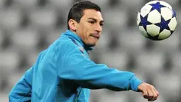 Aksi bek Inter Milan asal Brasil Lucio dengan bola di saat latihan tim di Allianz Arena, 14 Maret 2011, menjelang leg kedua babak 16 besar Liga Champions melawan Bayern Muenchen. AFP PHOTO / JOHN MACDOUGALL 