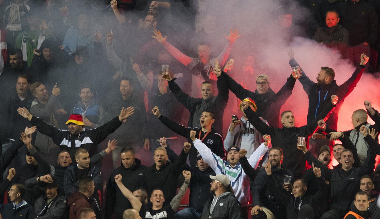 Suporter Jerman merayakan gol saat timnya melawan Republik Ceska pada laga Grup C kualifikasi Piala Dunia 2018 di Plzen, Republik Ceska (1/9/2017). Jerman menang 2-1. (AFP/Robert Michael)