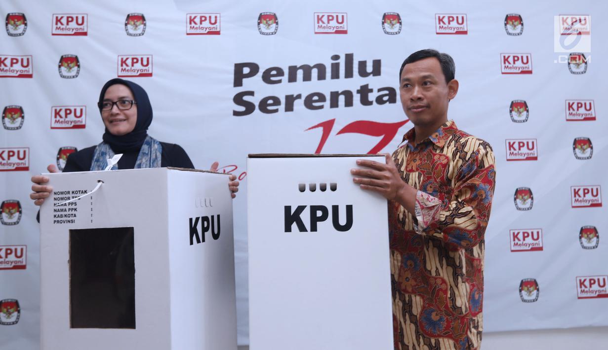 FOTO: Komisioner KPU Tunjukkan Contoh Kotak Suara Pemilu 