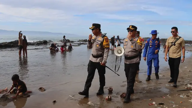 Kapolres Sukabumi, AKBP Samian patroli di pinggir pantai palabuhanratu