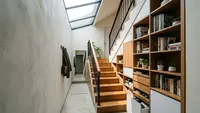 8 Desain Tangga Rumah Sempit dengan Skylight, Bikin Area Lebih Terang dan Lapang