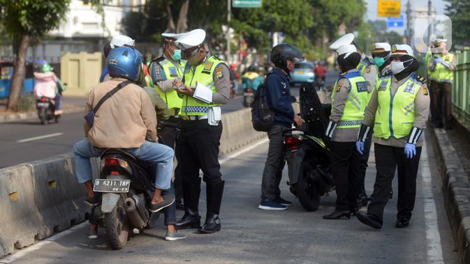 Polisi menindak pengendara sepeda motor yang melanggar aturan lalu lintas di Jalan Pasar Rumput, Manggarai, Jakarta, Selasa (21/7/2020). Polisi akan menggelar Operasi Patuh Jaya 2020 pada 23 Juli sampai 5 Agustus 2020 di seluruh Polda se-Indonesia. (merdeka.com/Imam Buhori)