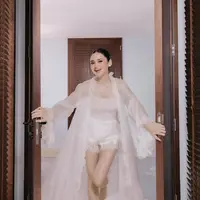 Dalam suasana intimate jelang resepsi pernikahannya di Bali, Syifa tampil manis mengenakan bridal robe bernuansa soft dan feminin yang berbeda dari biasanya. [@hiantjen].