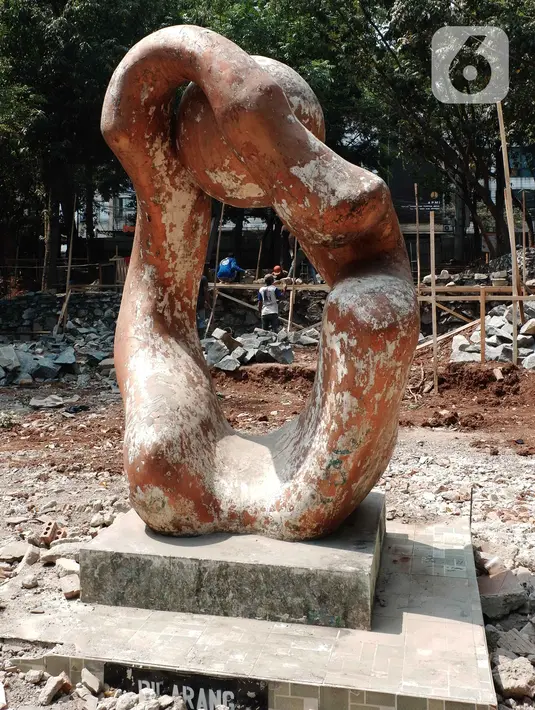 Pekerja menyelesaikan revitalisasi Taman Puring, Jakarta, Selasa (8/10/2019). Pemprov DKI mulai melakukan revitalisasi dua taman yang sudah rusak pada tahun ini salah satunya adalah Taman Puring. (Liputan6.com/Faizal Fanani)