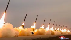 Gambar yang diambil pada 30 Mei 2024 dan dirilis dari Kantor Berita Pusat Korea (KCNA) resmi Korea Utara melalui KNS pada 31 Mei 2024 menunjukkan uji coba penembakan artileri roket super besar 600mm di lokasi yang belum dikonfirmasi di Korea Utara. (STR / KCNA VIA KNS / AFP)