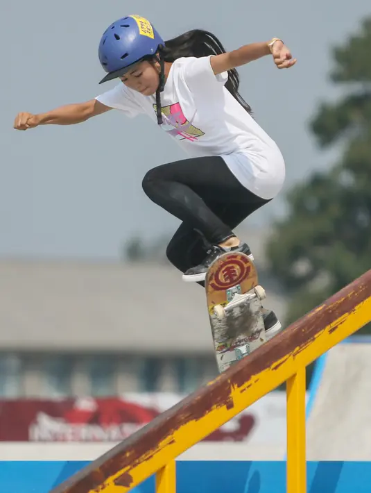 Funa Nakayama dari Jepang beraksi melintasi trek besi saat mengikuti skateboarding semi final wanita di International Skateboarding Open di Qingfeng di provinsi Henan, China (7/9/2019). (AFP Photo/STR)