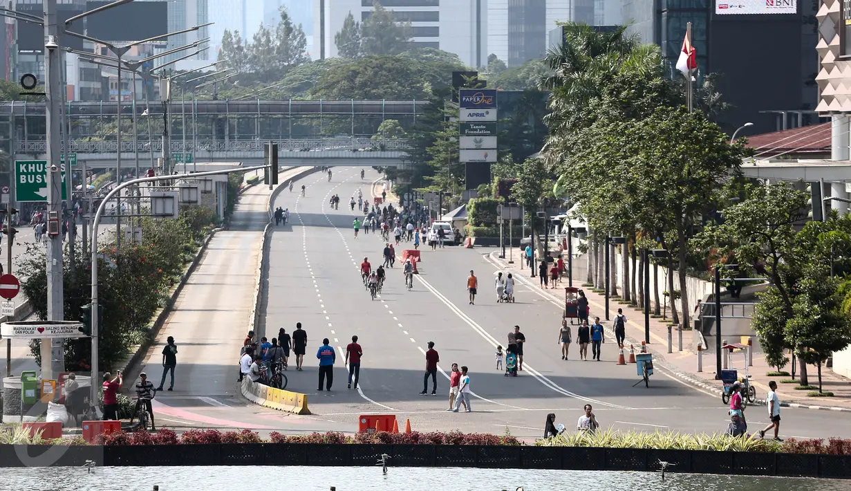 Kawasan Car Free Day (CFD) di sekitar Bundaran HI, Jakarta,  tampak lengang pada awal tahun 2017, Minggu (1/1).  Hari bebas kendaraan yang dilaksanakan tiap Minggu ini biasanya disesaki oleh warga DKI Jakarta dan sekitarnya. (Liputan6.com/Faizal Fanani)