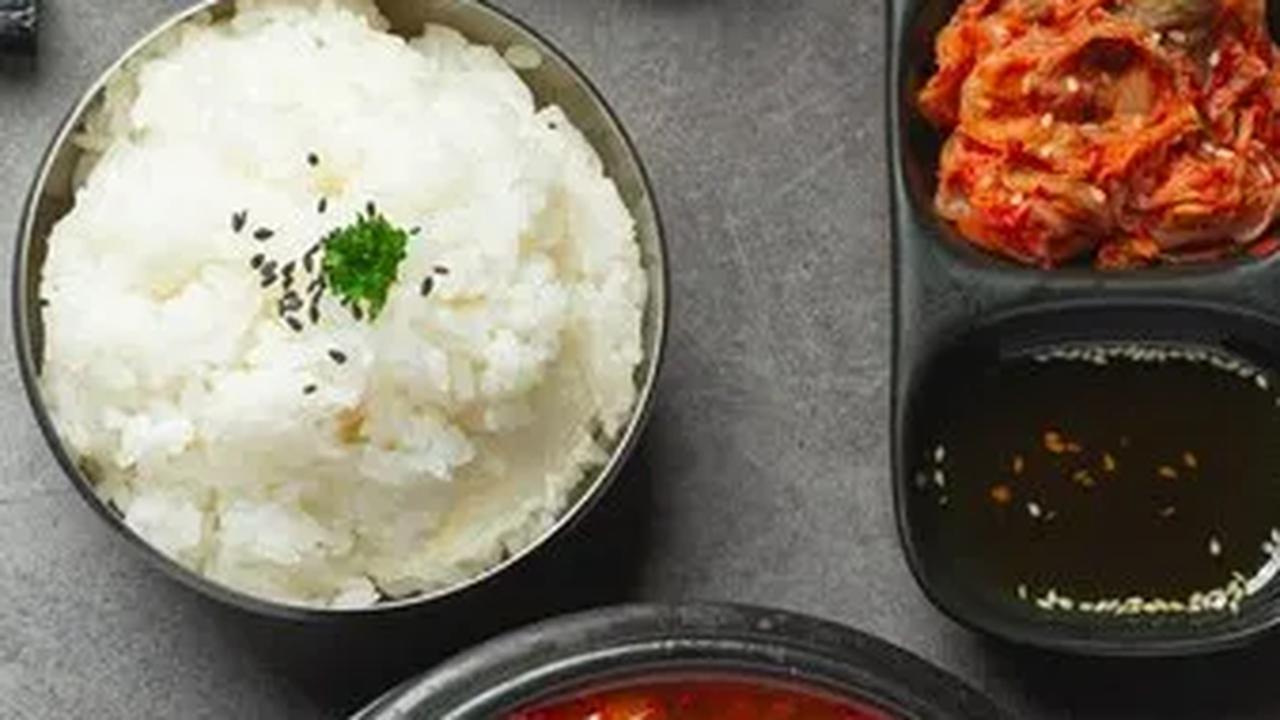 10 Ciri Khas Makan Orang Korea yang Unik dan Bikin Sehat