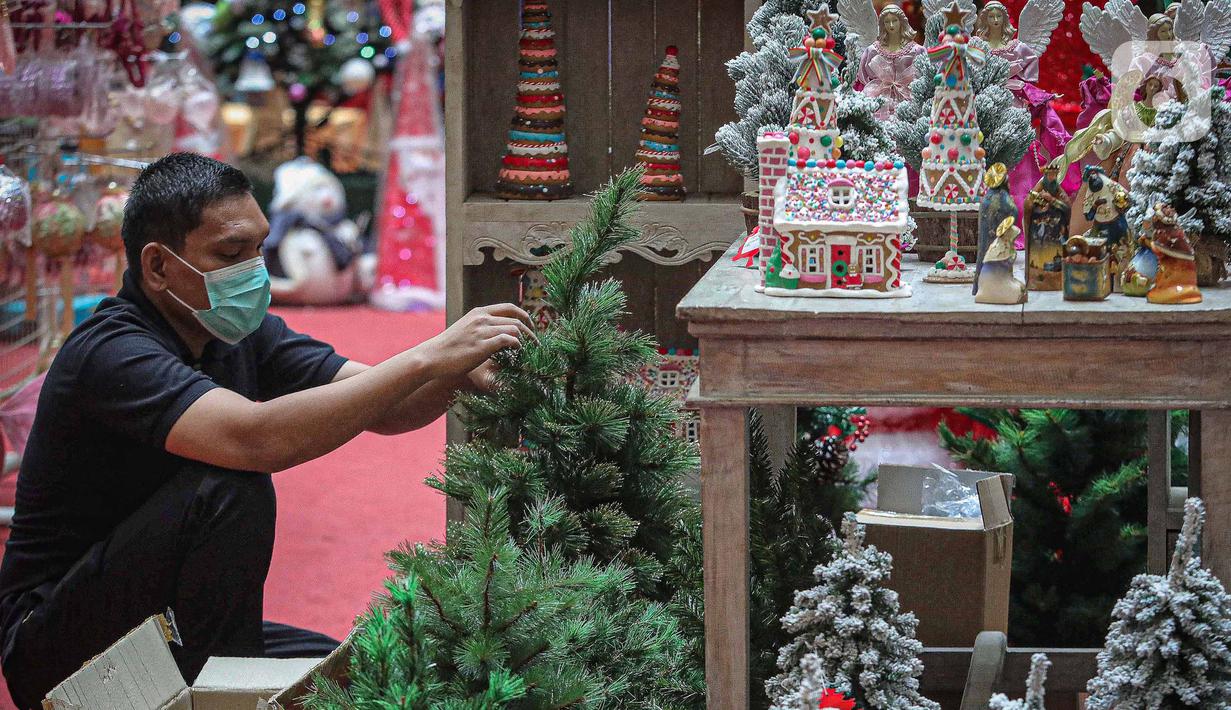 Pekerja merapikan pernak-pernik Natal di Mal Artha Graha, Jakarta, Sabtu (4/12/2021). Jelang perayaan Natal 25 Desember sejumlah mal di ibukota mulai menjual berbagai kebutuhan Natal mulai dari pernak-pernik hingga pohon Natal dengan kisaran harga Rp10.000-Rp5 juta. (Liputan6.com/Faizal Fanani)