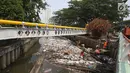 Petugas PPSU mencoba mengurai sampah yang menumpuk di Kali Cideng, Jakarta Pusat, Senin (11/9). Selain penampakannya yang tidak nyaman dipandang, bau yang menyengat juga mengganggu warga yang melintas di kawasan tersebut. (Liputan6.com/Immanuel Antonius)