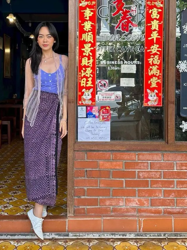 5 Gaya Nadin Amizah hingga Febby Rastanty Padukan Wastra & Sneakers, Inspirasi Tampilan Berkain yang Unik dan Nyaman