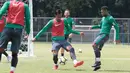 Pemain Timnas Indonesia U-23, Hansamu Yama (tengah) berebut bola dengan Yabes Roni pada sesi latihan di Lapangan A,B,C, Senayan, Jakarta (21/2/2018). Latihan ini merupakan persiapan Asian Games 2018. (Bola.com/Nick Hanoatubun)