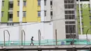 Suasana pembangunan jembatan penyeberangan orang (JPO) Pasar Rumput di Jakarta, Selasa (15/1). Pembangunan jembatan di bangunan pasar yang terintegrasi dengan rusun tersebut dibuat untuk memudahkan mobilitas warga. (Liputan6.com/Immanuel Antonius)