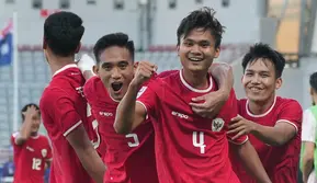 Pemain Timnas Indonesia U-23 merayakan gol yang dicetak oleh Komang Teguh ke gawang Australia pada laga Grup A Piala Asia U-23 2024 di Stadion Abdullah bin Khalifa, Doha, Kamis (18/4/2024). (Dok. PSSI)