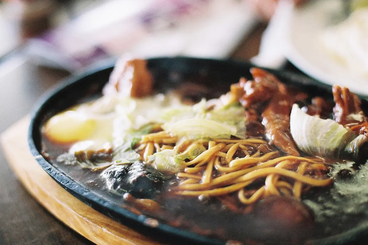 Nikmati Kehangatan Hidangan Hot Plate di 4 Resto Jakarta