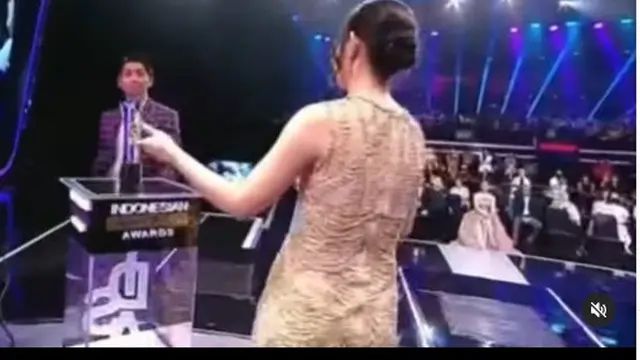 Arya Saloka dan Amanda Manopo reuni di Indonesian Drama Series Awards 2022 (Foto: tangkapan layar Vision Plus via Instagram @mandaskatic.id_new)