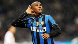 Samuel Eto'o - Legenda Timnas Kamerun ini pernah disingkirkan Guardiola dari Barcelona setelah bermain lima musim di sana. Memutuskan hijrah ke kota Milan, ia langsung meraih treble winners bersama Inter Milan asuhan Mourinho. (AFP/Giuseppe Cacace)
