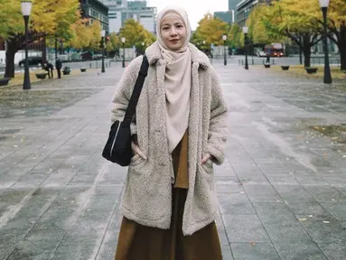 Dalam unggahannya di Instagram, Natasha Rizky tampak begitu menikmati liburannya di Negeri Sakura tersebut. Potretnya dalam liburan kali ini terlihat bak anak ABG. Gaya fashion autumn yang simpel hingga wajahnya yang baby face, membuat Natasha Rizky masih terlihat seperti ABG.(Liputan6.com/IG/@natasharizkynew)