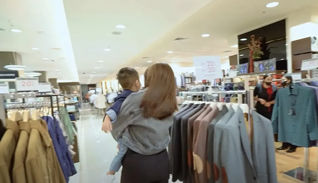 <p>Kedekatan Rebecca Klopper dan keluarga sang kekasih, Fadly Faisal. (Sumber: YouTube/Fuji an)</p>