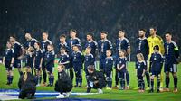 Para pemain Skotlandia berbaris menjelang kick-off pertandingan kualifikasi Piala Dunia 2026 antara Skotlandia dan Denmark di Hampden Park di Glasgow pada 18 November 2025. (ANDY BUCHANAN/AFP)