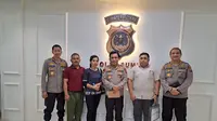 Kapolda Sumut, Irjen Pol RZ Panca Putra Simanjuntak, bertemu dengan istri almarhum Bripka Arfan Saragih, dan mendengar apa yang menjadi kegusaran pihak keluarga