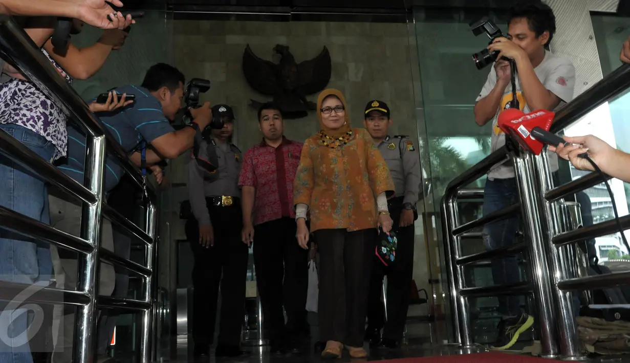  Sekjen DPR Winantuningtyastiti usai menjalani pemeriksaan di Gedung KPK, Jakarta, (13/5). Winantuningtyastiti diperiksa sebagai saksi kasus dugaan suap di Kementerian Pekerjaan Umum dan Perumahan Rakyat tahun anggaran 2016. (Liputan6.com/Helmi Afandi)