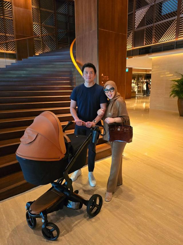 6 Gaya Mahal Syahrini Momong Princess R, Serba Hermes dari Selimut Rp19 Juta hingga Tas Rp700 Juta-an