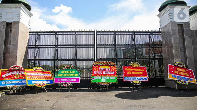 Deretan Karangan Bunga Tolak RUU Kesehatan Omnibuslaw Penuhi Gedung DPR