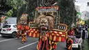 Atraksi tarian tradisional saat mengiringi kedatangan ketiga petinggi KIB di Gedung KPU RI, Jalan Imam Bonjol, Jakarta Pusat, Rabu (10/8/2022). Kedatangan ketiga petinggi KIB tersebut diiringi dengan berbagai atraksi tarian tradisional untuk mendaftarkan partai masing-masing sebagai peserta Pemilu 2024. (merdeka.com/Iqbal S Nugroho)