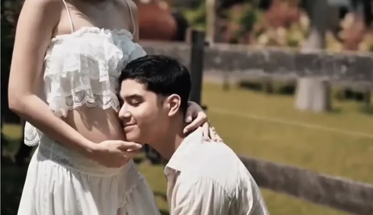 Keduanya tampak mengenakan busana putih dengan gaya bohemian resort. [Foto: instagram/ Alyssa]