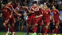 Selebrasi pemain Spanyol usai bobol gawang Slowakia (REUTERS/Eloy Alonso)