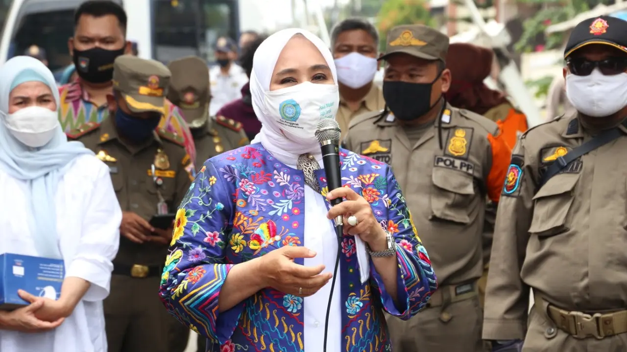 Ketum TP PKK Pusat Bagikan Masker Bentuk Sosialisasi Protokol Kesehatan di Kelurahan Johar Baru