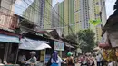 Pengendara sepeda motor melintas dekat proyek Rusunawa Pasar Rumput yang hampir selesai pengerjaannya di Jakarta, Selasa (16/7/2019). Proyek yang dimulai sejak 2016 lalu tersebut memiliki 1.984 unit hunian serta 1.314 kios. (Liputan6.com/Immanuel Antonius)