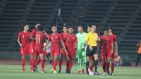 Para pemain Timnas Indonesia U-22 melepaskan senyum dan tawa setelah wasit Steve Supresencia asal Filipina meniup peluit panjang. (Bola.com/Zulfirdaus Harahap)