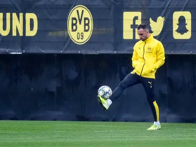 Pemain Borussia Dortmund Paco Alcacer berlatih di Dortmund, Jerman, Senin (16/9/2019). Dortmund siap menjamu Barcelona pada laga Grup F Liga Champions di Signal Iduna Park. (AP Photo/Martin Meissner)