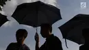 Jaringan Solidaritas Korban untuk Keadilan (JSKK) membawa foto saat menggelar aksi Kamisan di depan Istana Merdeka, Jakarta, Kamis (20/12). Aksi Kamisan ini sudah masuk yang ke-567. (Liputan6.com/Immanuel Antonius)