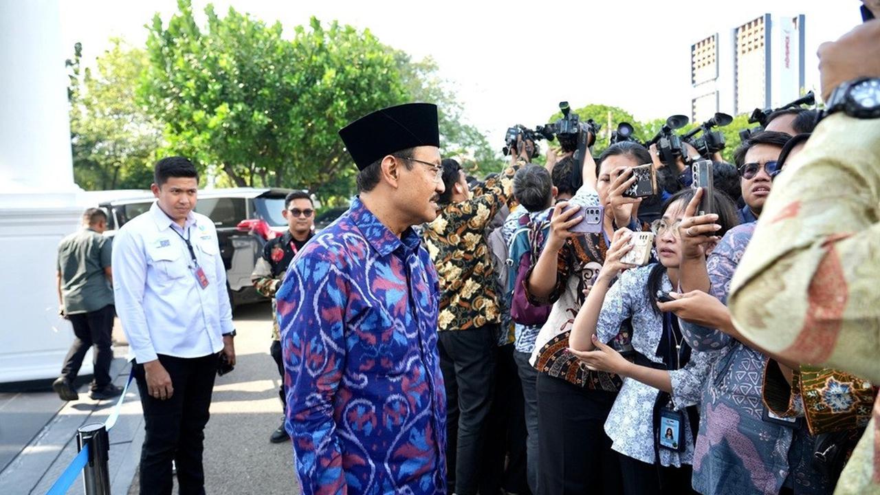 Menteri Sosial Saifullah Yusuf (Gus Ipul) usai mengikuti rapat terbatas dengan Presiden di Istana Negara