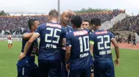Pemain PSIS Semarang saat merayakan gol ke gawang Persipura di Stadion Moch. Soebroto, Magelang (1/12/2018). (Bola.com/Vincentius Atmaja)