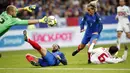 Kiper Belarusia, Sergei Chernik menghalau bola dari kejaran pemain Prancis, Olivier Giroud danAntoine Griezmann pada kualifikasi Piala Dunia 2018 grup A di Stade de France stadium, Saint-Denis (10/10/2017). Prancis menang 2-1. (AP/Christophe Ena)